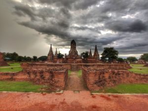 Mehr über den Artikel erfahren Ayutthaya: Spitze, Salzpool und ein Urlaubsflirt für Emma und Luisa